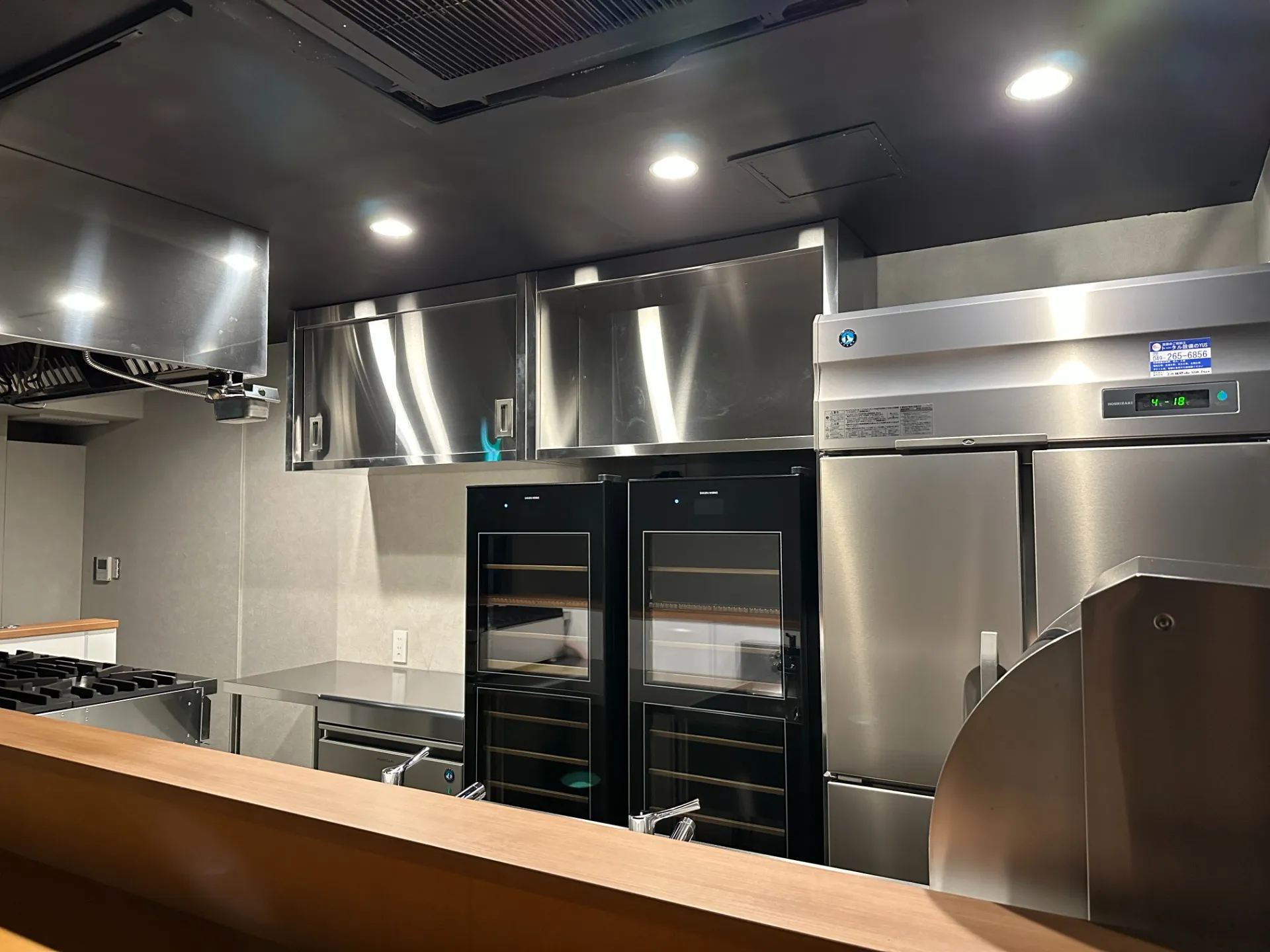 厨房機器設置スタッフ